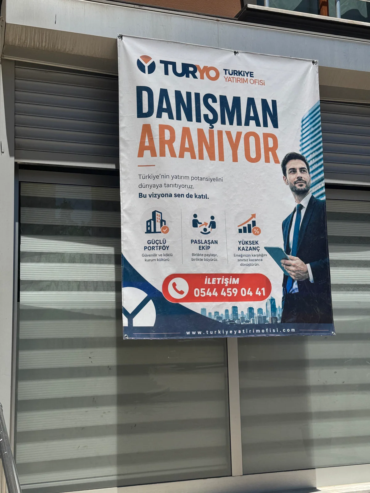 TURYO danışman ilanı brandası — cepheye asılmış